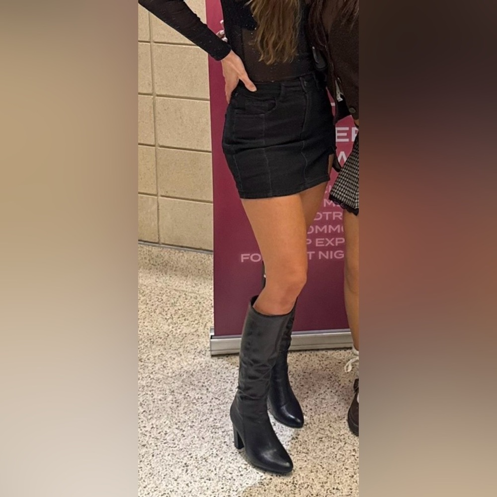 Women's Black Knee-High Block Heel Boots - Picture 5 of 11